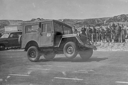 B.W.F.de Beaufort i C.Louw – Willys Jeep.